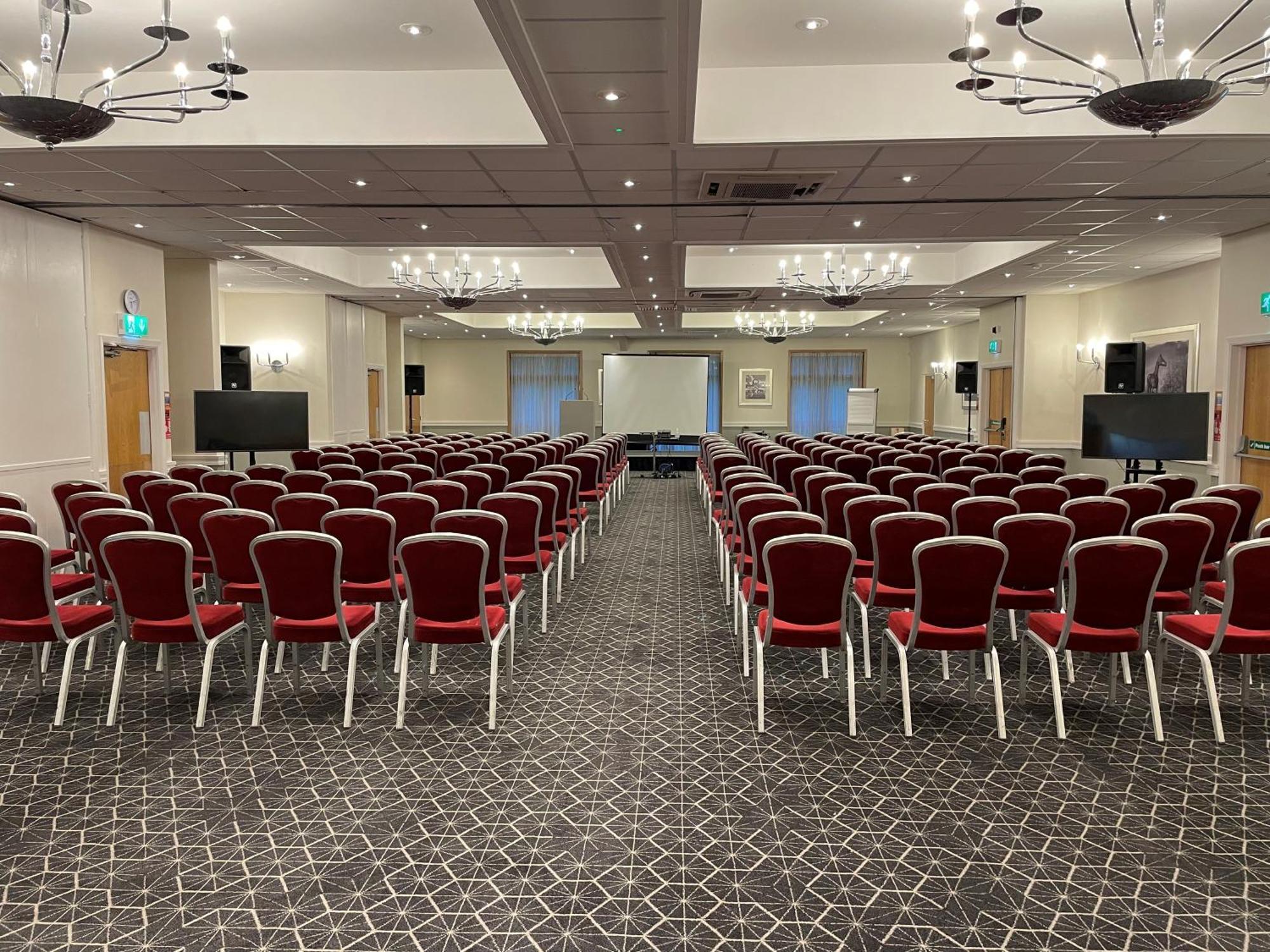 Delta Hotels By Marriott Milton Keynes Bagian luar foto