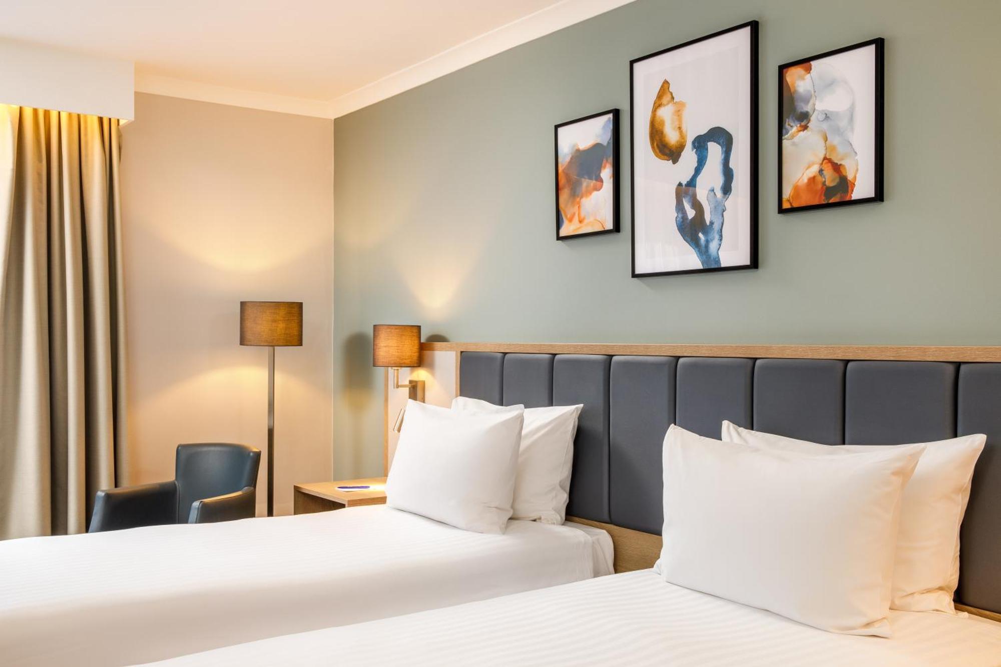 Delta Hotels By Marriott Milton Keynes Bagian luar foto