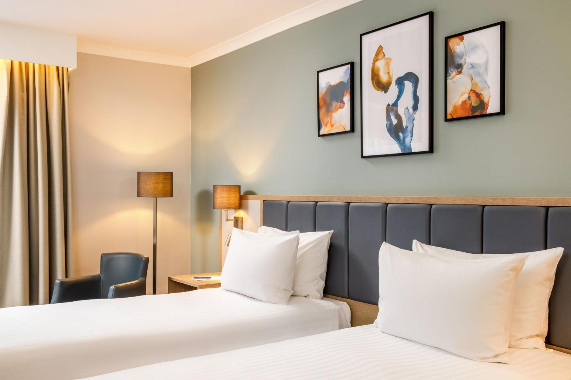 Delta Hotels By Marriott Milton Keynes Bagian luar foto