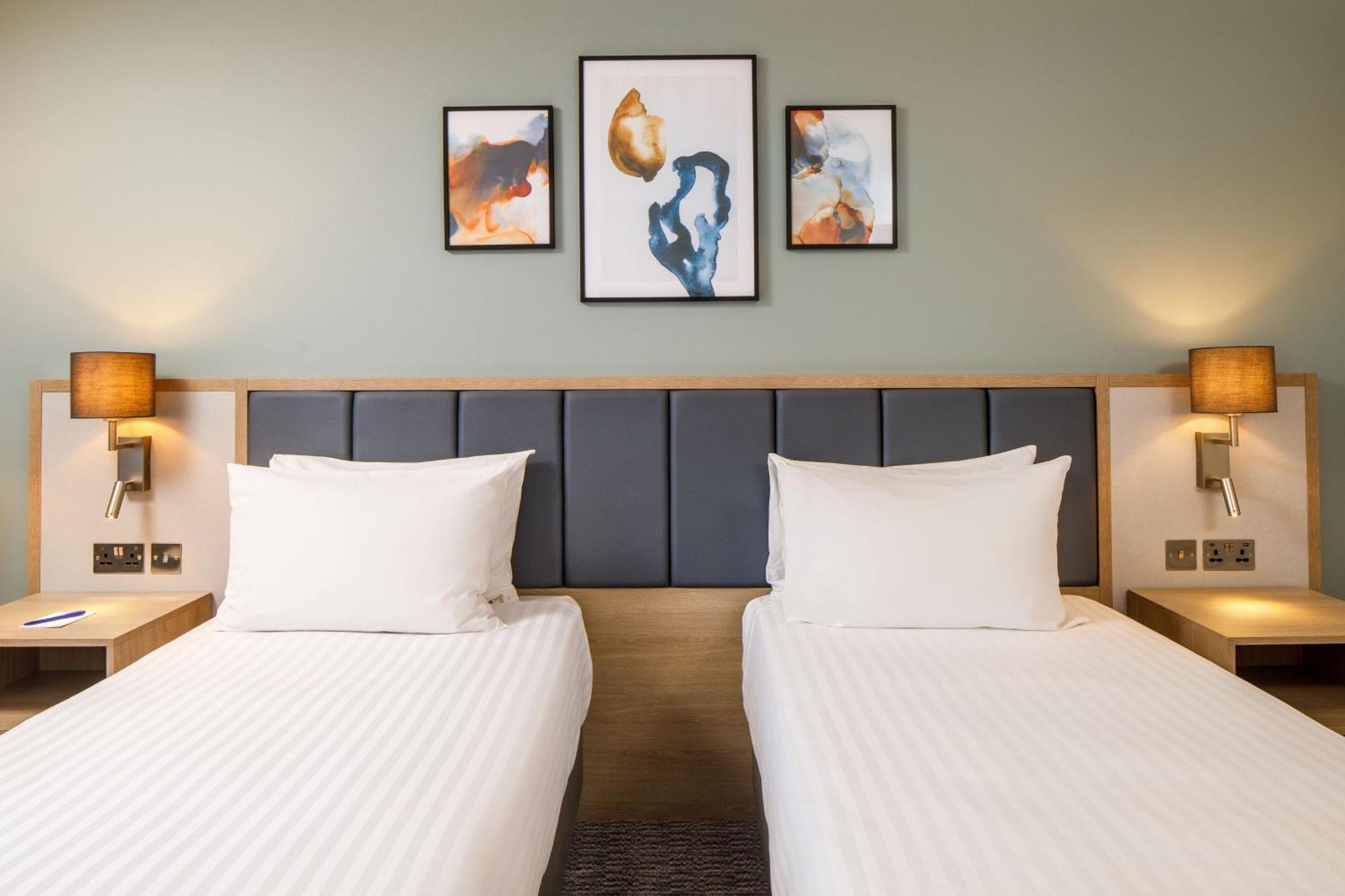 Delta Hotels By Marriott Milton Keynes Bagian luar foto