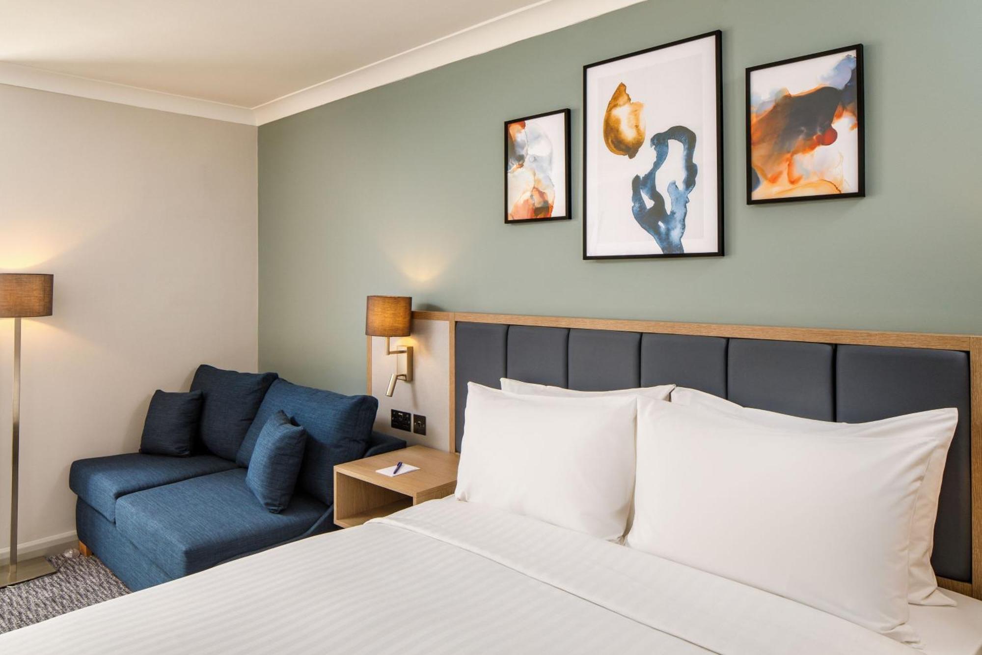 Delta Hotels By Marriott Milton Keynes Bagian luar foto