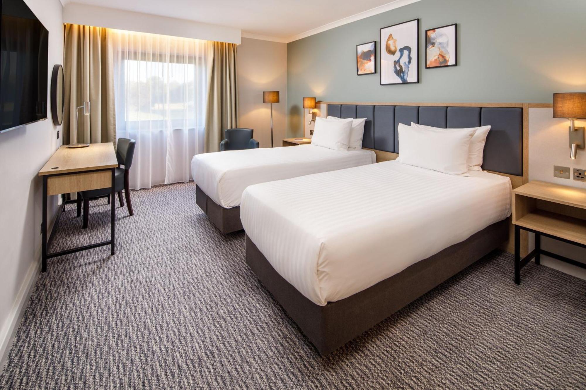 Delta Hotels By Marriott Milton Keynes Bagian luar foto