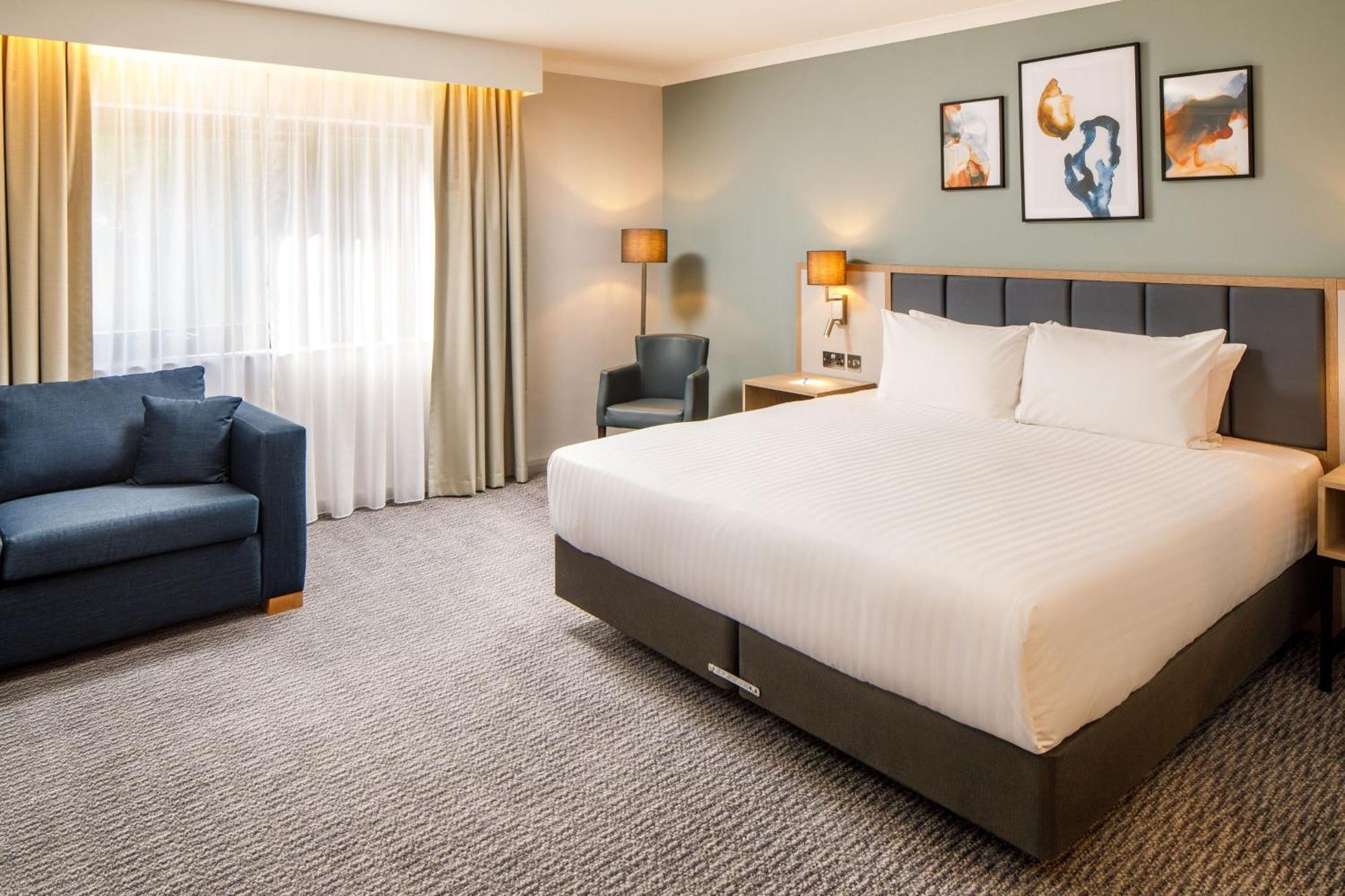 Delta Hotels By Marriott Milton Keynes Bagian luar foto