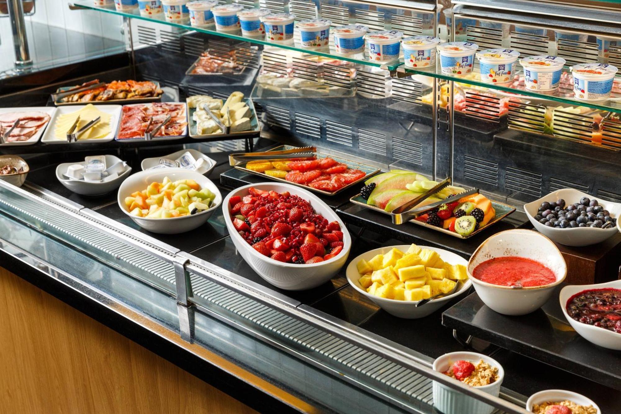 Delta Hotels By Marriott Milton Keynes Bagian luar foto