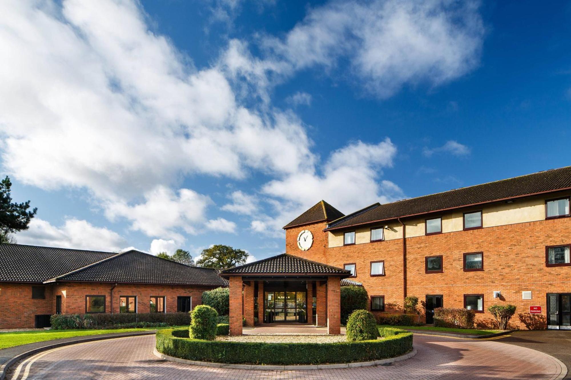 Delta Hotels By Marriott Milton Keynes Bagian luar foto