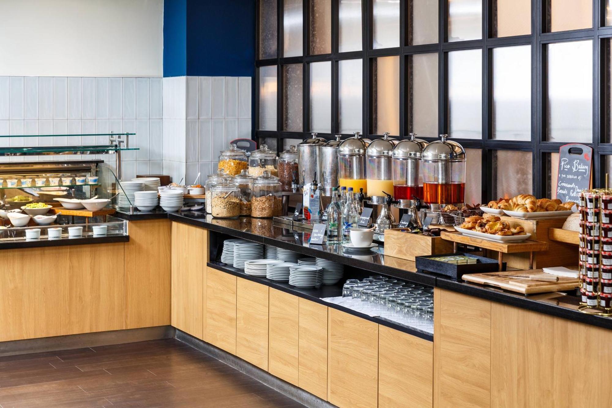 Delta Hotels By Marriott Milton Keynes Bagian luar foto