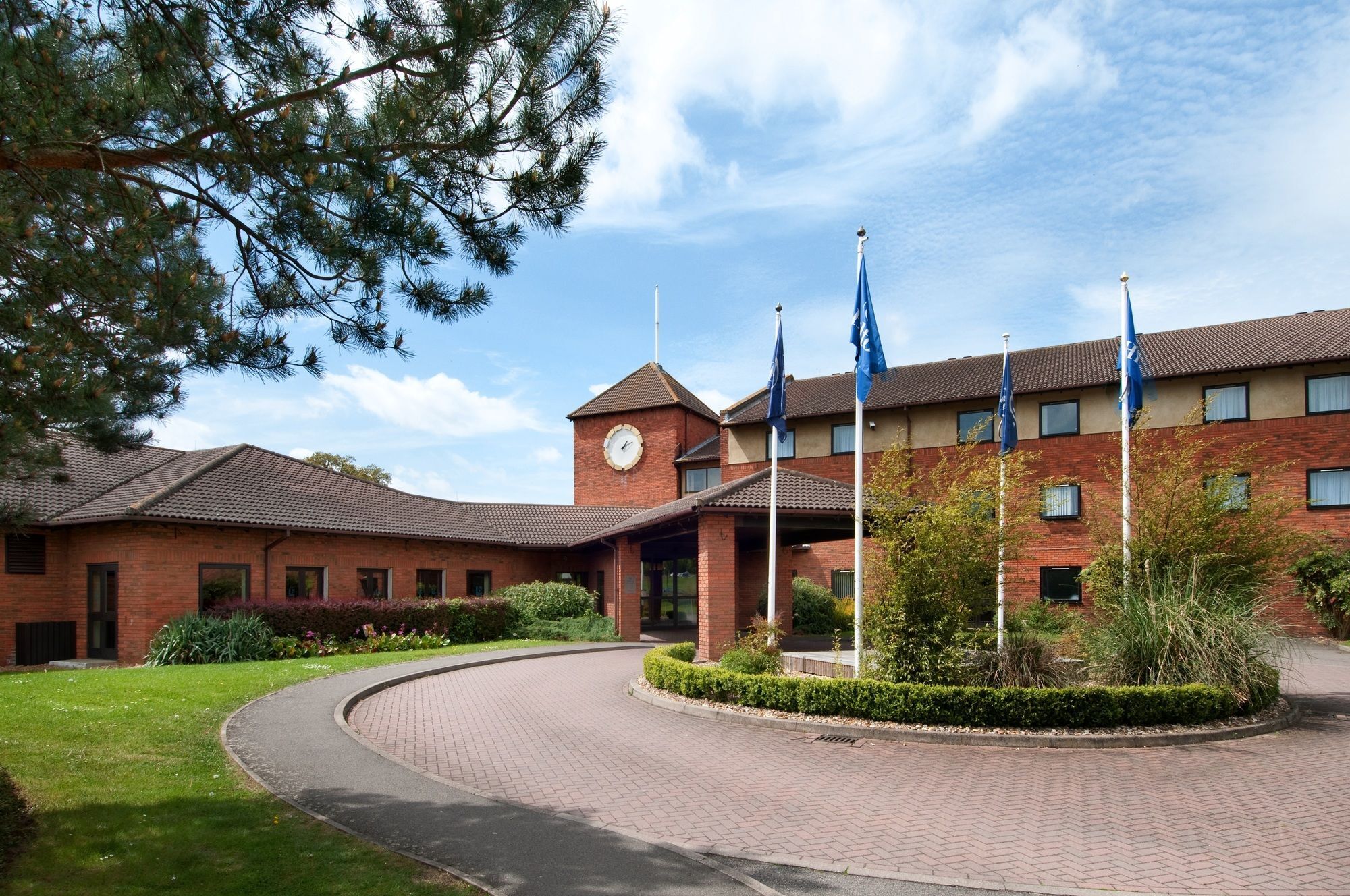 Delta Hotels By Marriott Milton Keynes Bagian luar foto