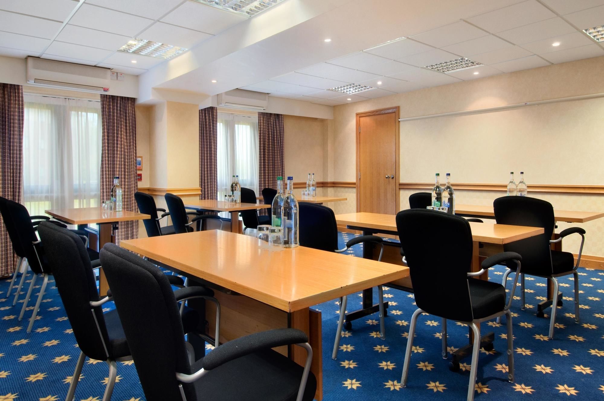 Delta Hotels By Marriott Milton Keynes Bagian luar foto