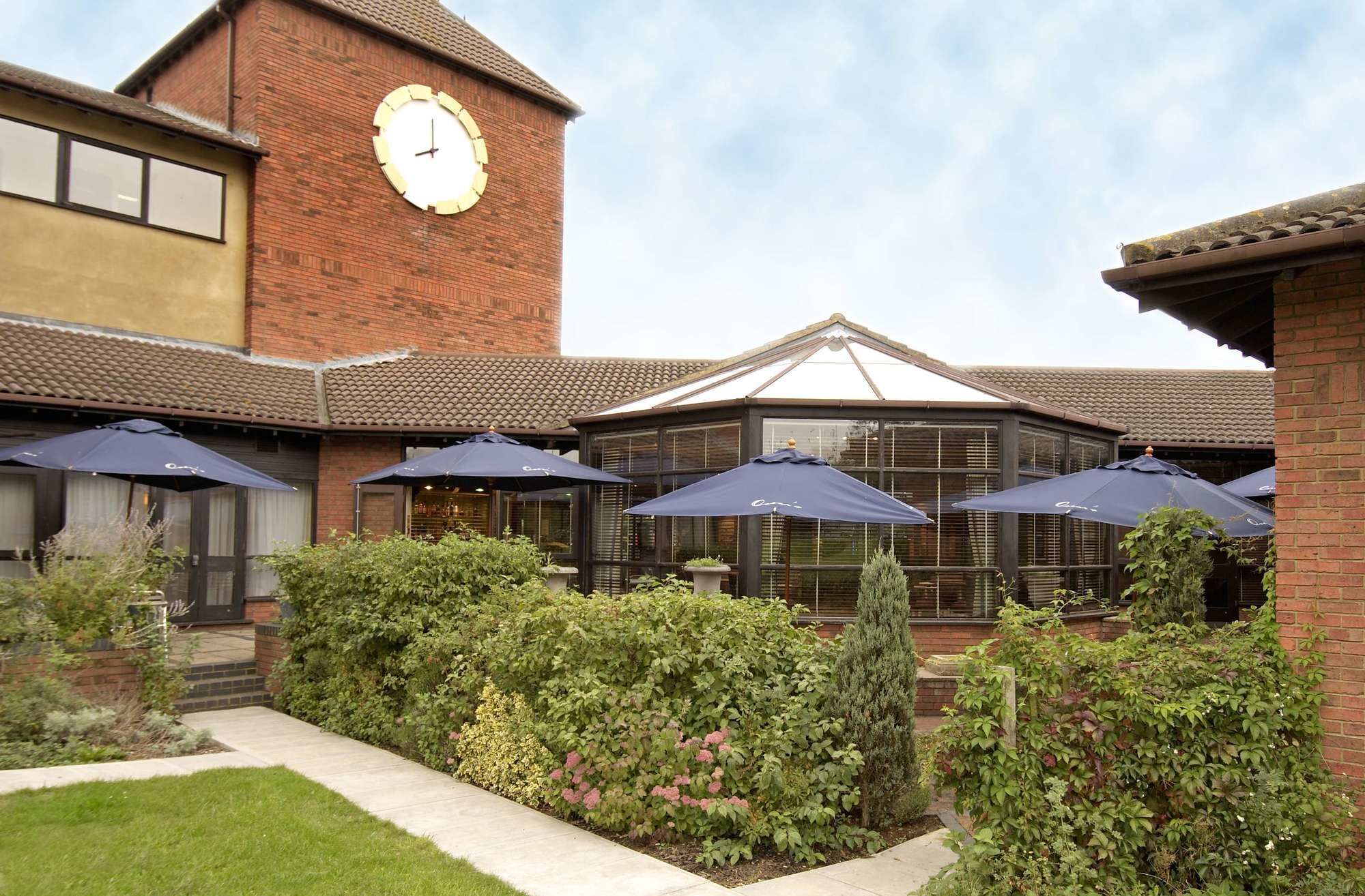 Delta Hotels By Marriott Milton Keynes Bagian luar foto